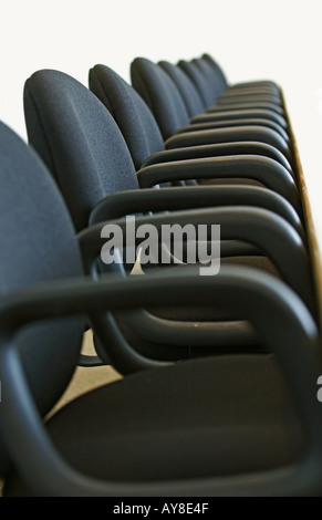 Leere Zeile der Stühle im Konferenzraum im Büro-Hochhaus Stockfoto