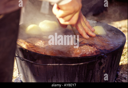 Cowboy cooking vom Feinsten im Lincoln County Cowboy Symposium und Planwagen Kochwettbewerb, in Ruidoso Downs, New Mexico. Stockfoto