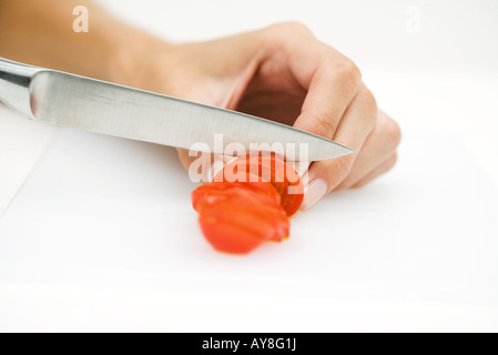 Schneiden von Tomaten mit Messer, Frau beschnitten Blick auf hand Stockfoto