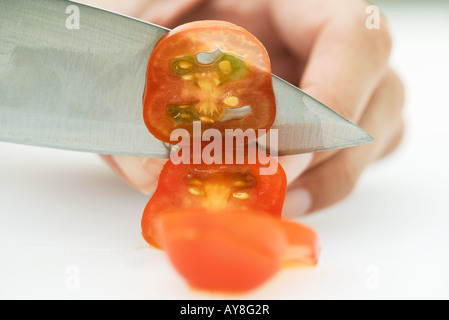 Schneiden von Tomaten mit Messer, Frau beschnitten Blick auf hand Stockfoto