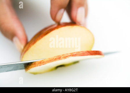 Frau Apfel mit Messer, schneiden beschnitten Blick auf hand Stockfoto