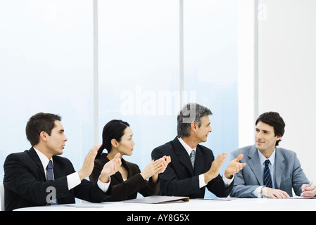 Führungskräfte, die applaudieren männlichen Kollege während der Sitzung Stockfoto