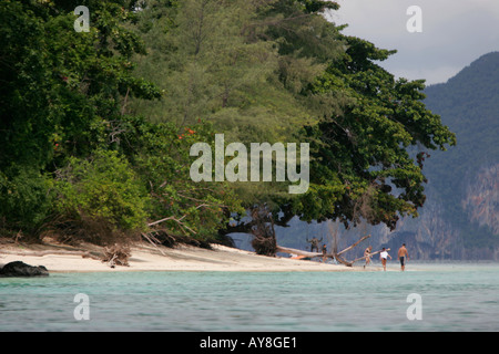 Besucher gehen um Punkt am Strand Ko Kradan Insel Thailand Stockfoto