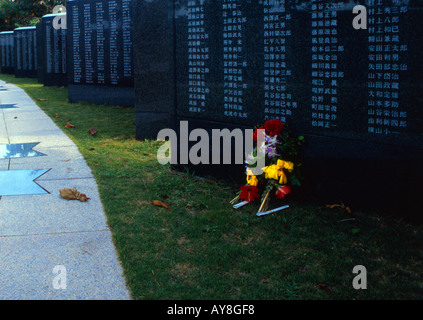 Tabletten mit den Namen derjenigen, die während der Schlacht um Okinawa während WWII, Friedenspark, Itoman, Okinawa starb Stockfoto