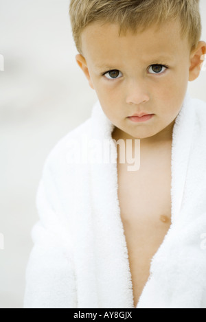 Kleiner Junge gewickelt Handtuch, Blick in die Kamera, Porträt Stockfoto