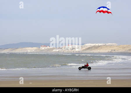 Kite-Buggyfahren an einem Strand Stockfoto