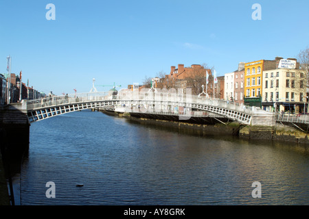 Halfpenny Fußgängerbrücke, die den Fluss Liffey in Dublin Irland Ha Penny Bridge überquert Stockfoto