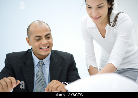 Zwei Geschäftspartner zusammenarbeiten, Lächeln Stockfoto