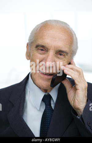 Leitenden Geschäftsmann mit Handy, Lächeln, Porträt Stockfoto