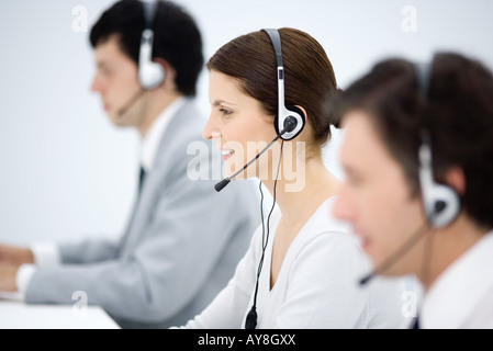 Call-Center, konzentrieren sich auf Frau trägt Kopfhörer, smiling, Seitenansicht Stockfoto