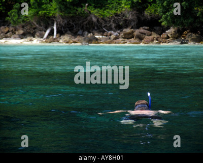 Mann Schnorcheln vor Ko Kradan Insel Thailands Stockfoto