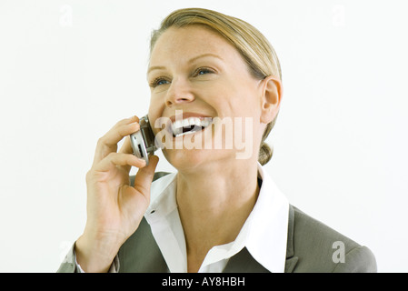 Geschäftsfrau mit Handy, Lächeln, wegschauen Stockfoto