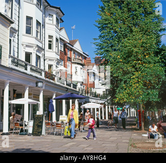 Käufer wandern entlang der Dachpfannen in Tunbridge Wells, Kent, England, UK KATHY DEWITT Stockfoto