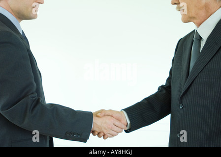 Zwei Geschäftsleute Händeschütteln, beschnittenen Seitenansicht Stockfoto