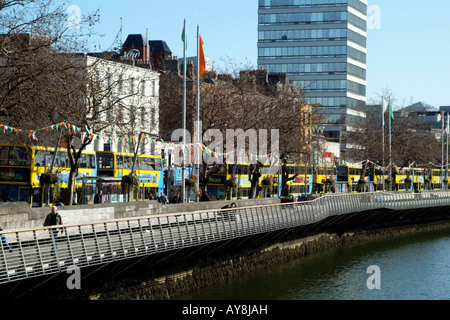 Einer Reihe von Dublin Busse auf Eden Kai neben den Fluss Liffey Stockfoto