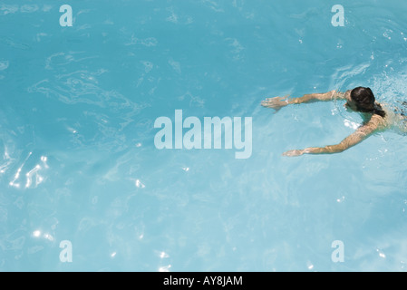 Mann, Schwimmen im Pool, erhöhte Ansicht Stockfoto