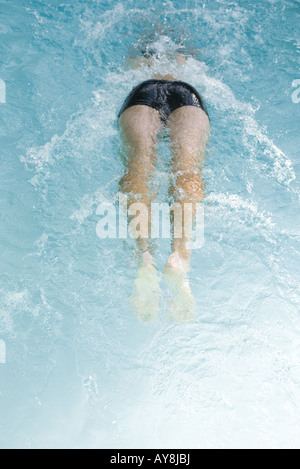 Mann, Schwimmen im Pool, niedrigen Bereich, Rückansicht Stockfoto
