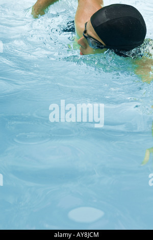 Männliche Schwimmer im Pool, verkürzte Ansicht Stockfoto