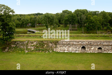 Blick vom Schloss Wall, graben, Brücke und grünen Forrest. Stockfoto
