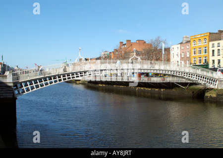 Halfpenny Fußgängerbrücke, die den Fluss Liffey in Dublin Irland Ha Penny Bridge überquert Stockfoto