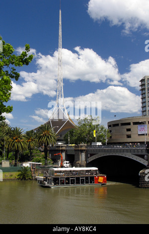 Yarra River Vergnügungsschiff Princes Bridge Arts Centre und Hamer Hall Melbourne Australien Stockfoto