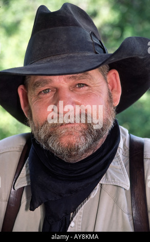 Herr 0363 Cowboy und Planwagen Kochen Max Davis, bei der "Alten Lincoln Tage" Feier im historischen Lincoln, New Mexico. Stockfoto