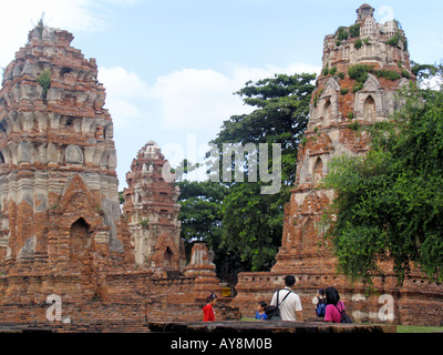 Besucher sehen bröckelnden Ziegelstein Chedi Ayutthaya Tempel Website Thailand Stockfoto