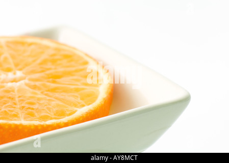 Orange Hälfte in Schälchen, close-up Stockfoto