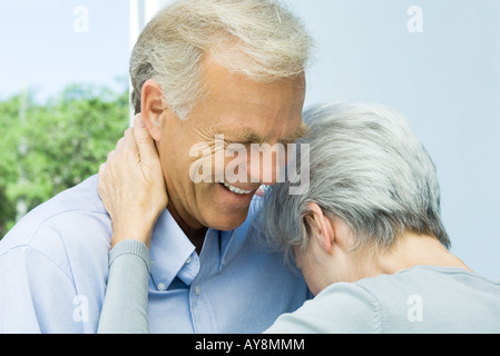 Reife Frau lehnte ihren Kopf auf der Brust des Mannes, Nahaufnahme Stockfoto