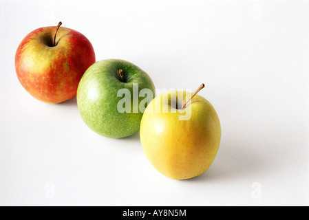 Drei verschiedene Äpfel in einer diagonalen Reihe, Nahaufnahme Stockfoto