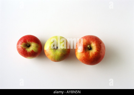 Drei Äpfel in einer Reihe, erhöhte Ansicht Stockfoto