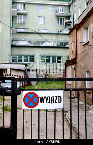 Eine gated-Gemeinde, grün und braun Altbauten Warnzeichen Stockfoto