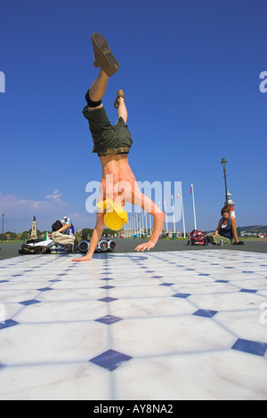 Break Dancer auf Plymouth Hacke, South Devon .de vor Smeatons Tower Leuchtturm Stockfoto