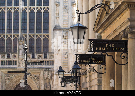 Pumpenraum Zeichen mit Bath Abbey im Hintergrund, ein UNESCO-Weltkulturerbe, England Stockfoto