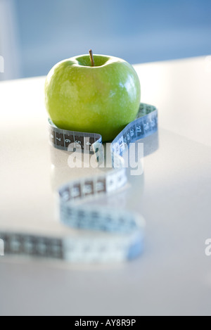 Maßband umwickelt grüner Apfel, Nahaufnahme Stockfoto