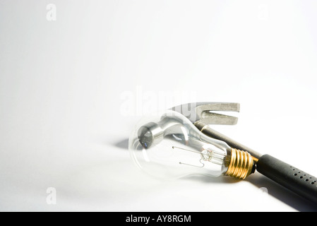 Hammer, ruht neben Glühbirne, Nahaufnahme Stockfoto
