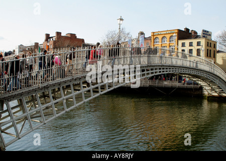 Halfpenny Fußgängerbrücke, die den Fluss Liffey in Dublin Irland Ha Penny Bridge überquert Stockfoto