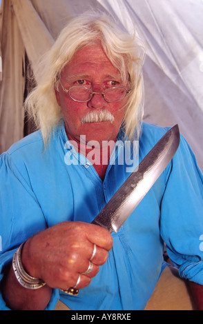 Herr 570 Mountain Man David Berge übt seine Hand gefertigten Messer, am "Tag des Bergmanns" in der Geisterstadt von White Oaks, New Mexico. Stockfoto