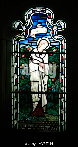 Kirchenfenster St. Agnes Gloucester Kathedrale von Morris &amp; Co. aus einem Gemälde von Edward Burne-Jones gewidmet Stockfoto