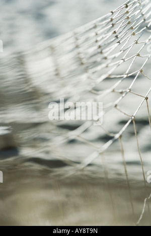 Fischernetz über Wasser, Nahaufnahme Stockfoto