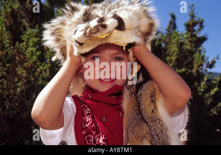 Herr 572 Elizabeth Dyson stellt mit einer authentischen Dachs Pelzmütze, bei "Miner Tag" in White Oaks, New Mexico. Stockfoto