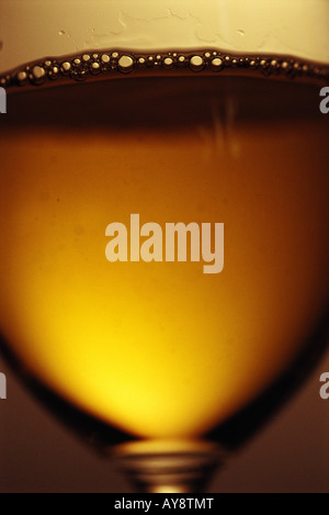 Weißwein im Glas mit Luftblasen, extreme Nahaufnahme Stockfoto