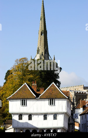 Der Turm der St. Johannes der Täufer mit unserer lieben Frau und Pfarrkirche St. Laurence mit der Zunftsaal im Vordergrund. Thaxted. Stockfoto