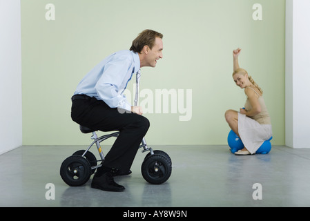 Mann, die Frau lächelt in die Kamera im Hintergrund des Kindes Fahrrad Stockfoto