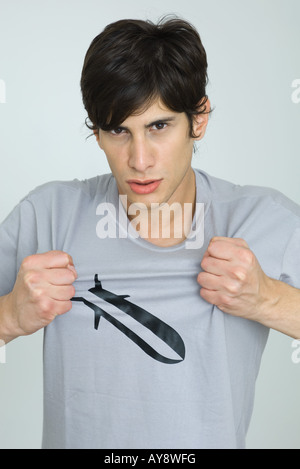 Junge Mann trägt t-Shirt mit Bombe Grafik, ballte die Fäuste, starrte Kamera Stockfoto