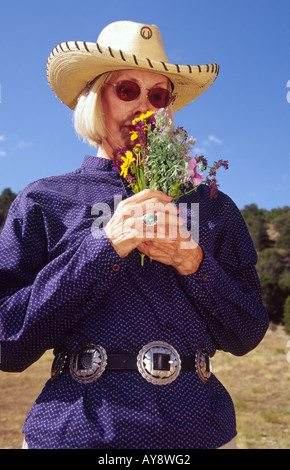 Herr 728 Kathy Gibbs zahlt ihr letztes respektiert, James W Bell, getötet von Billy the Kid, in White Oaks, New Mexico. Stockfoto