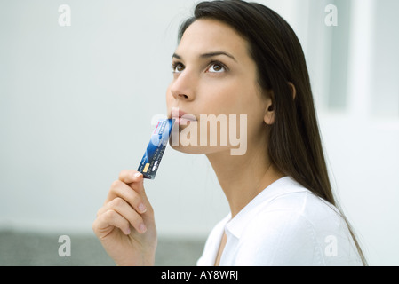 Frau mit Kreditkarte bis zu Gesicht, nachschlagen, portrait Stockfoto