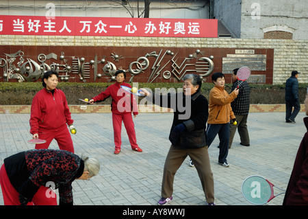 Menschen Sie Tai Chi Ball spielen am Morgen im Beihai-Park in Peking, China. 18. Februar 2008 Stockfoto