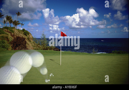 Golf-Bäume Wasser Ozean Kurs in Kauai Lagunen - Kiele Golfplatz Hawaii Kugel in Bewegung Landung auf grün, Loch in einem, Stockfoto