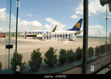 Blick auf ein Flugzeug Ryan von der Abflughalle am Flughafen Grenoble-Isère Frankreich. Stockfoto